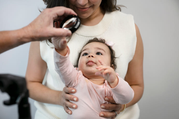 Barn sträcker sig efter verktyg.