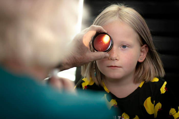 Barn blir undersökt.