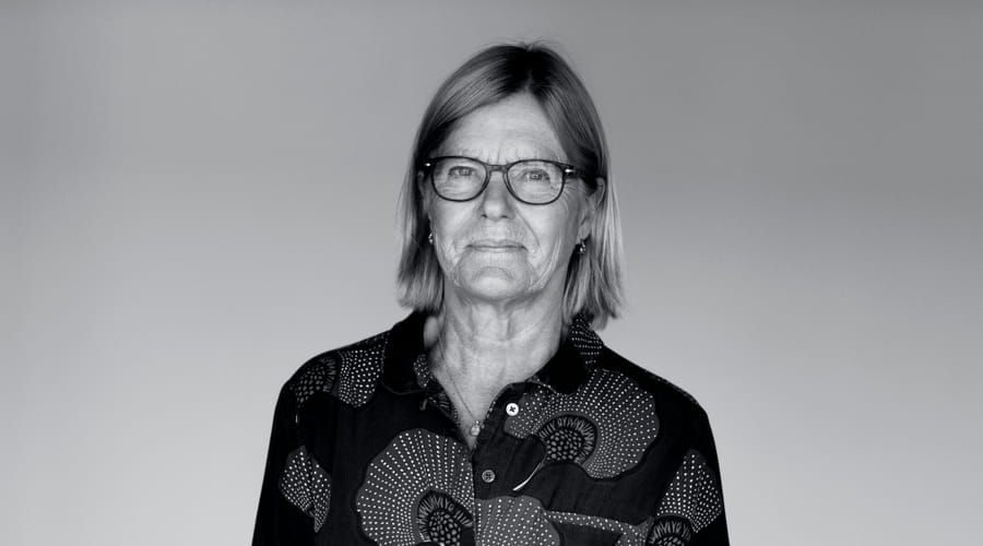 Charlotta som tittar in i kameran.