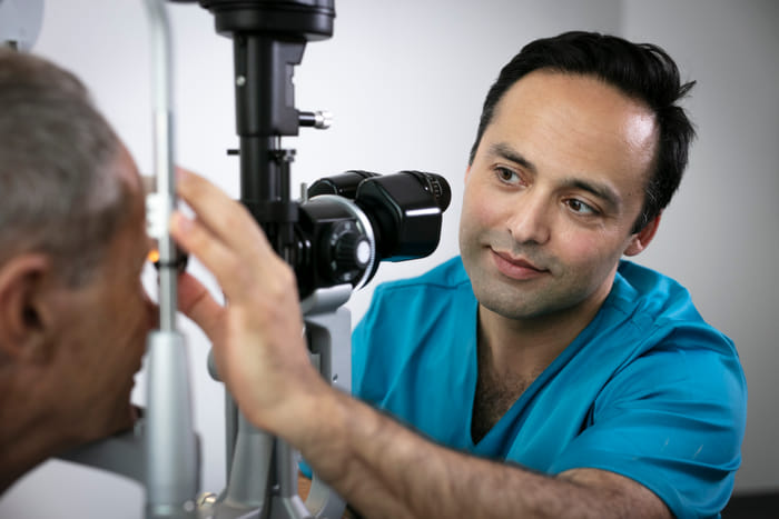 Läkare genomför syntest.