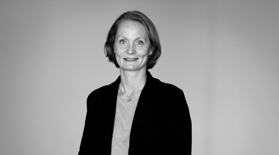 Maria Kugelberg som tittar in i kameran. Bilden är svartvit.