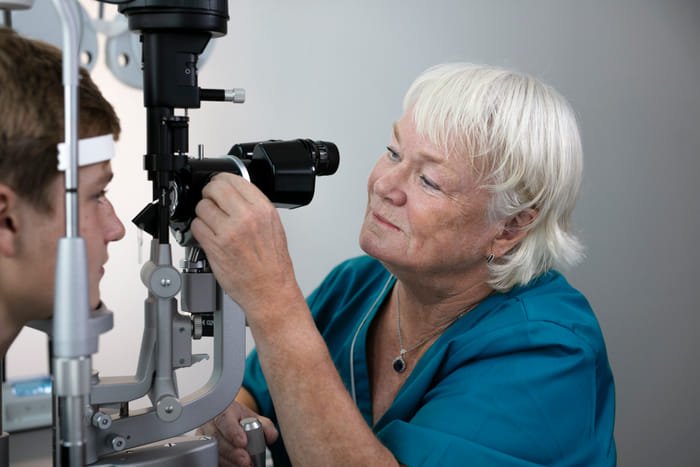 Läkare genomför synundersökning.